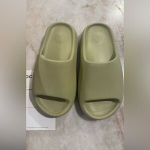 BRAND NEW IN BOX STOCK X Verified Yeezy Kids Slides Color: RESIN